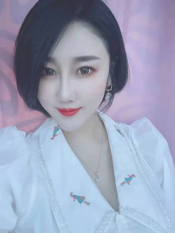 短发女人性感可爱